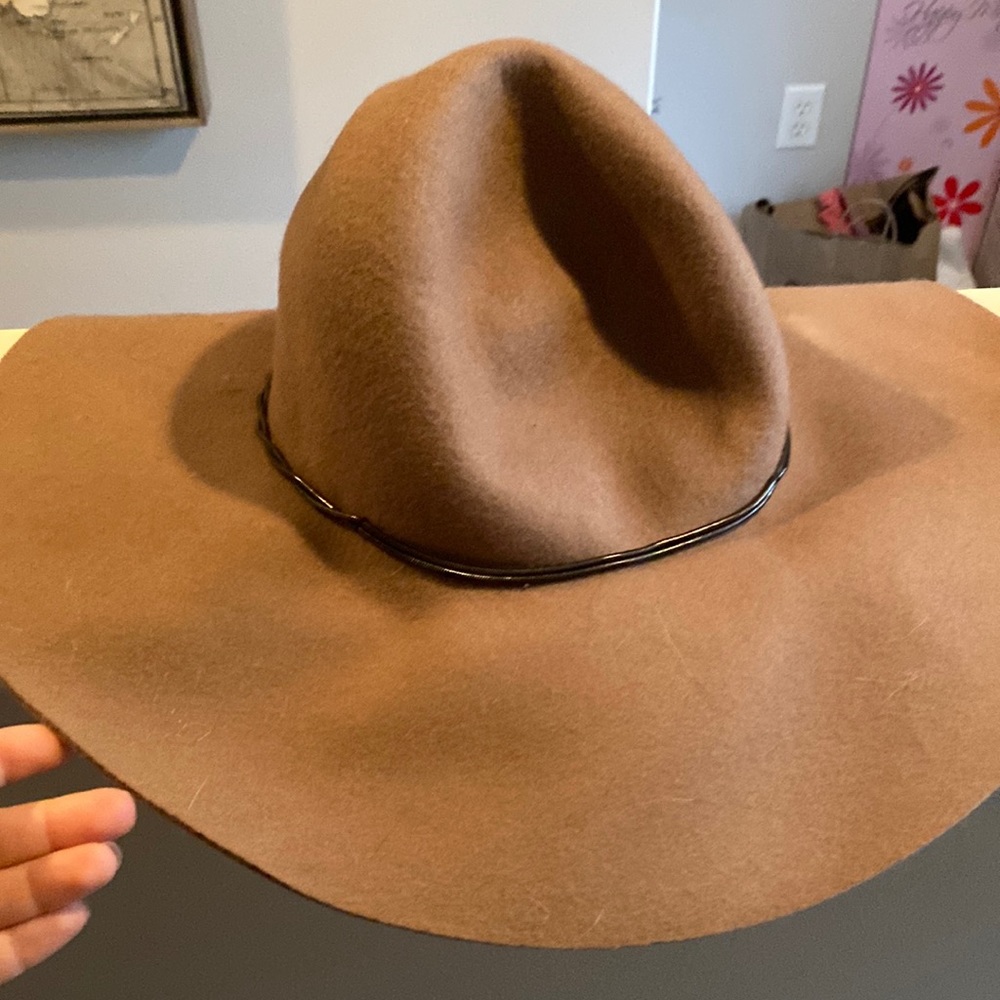 Selling this super cute fall hat, I no longer need it.